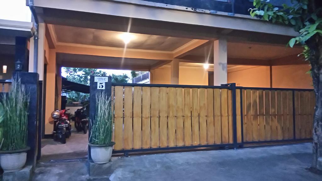 Puji Homestay Mataram Exterior photo
